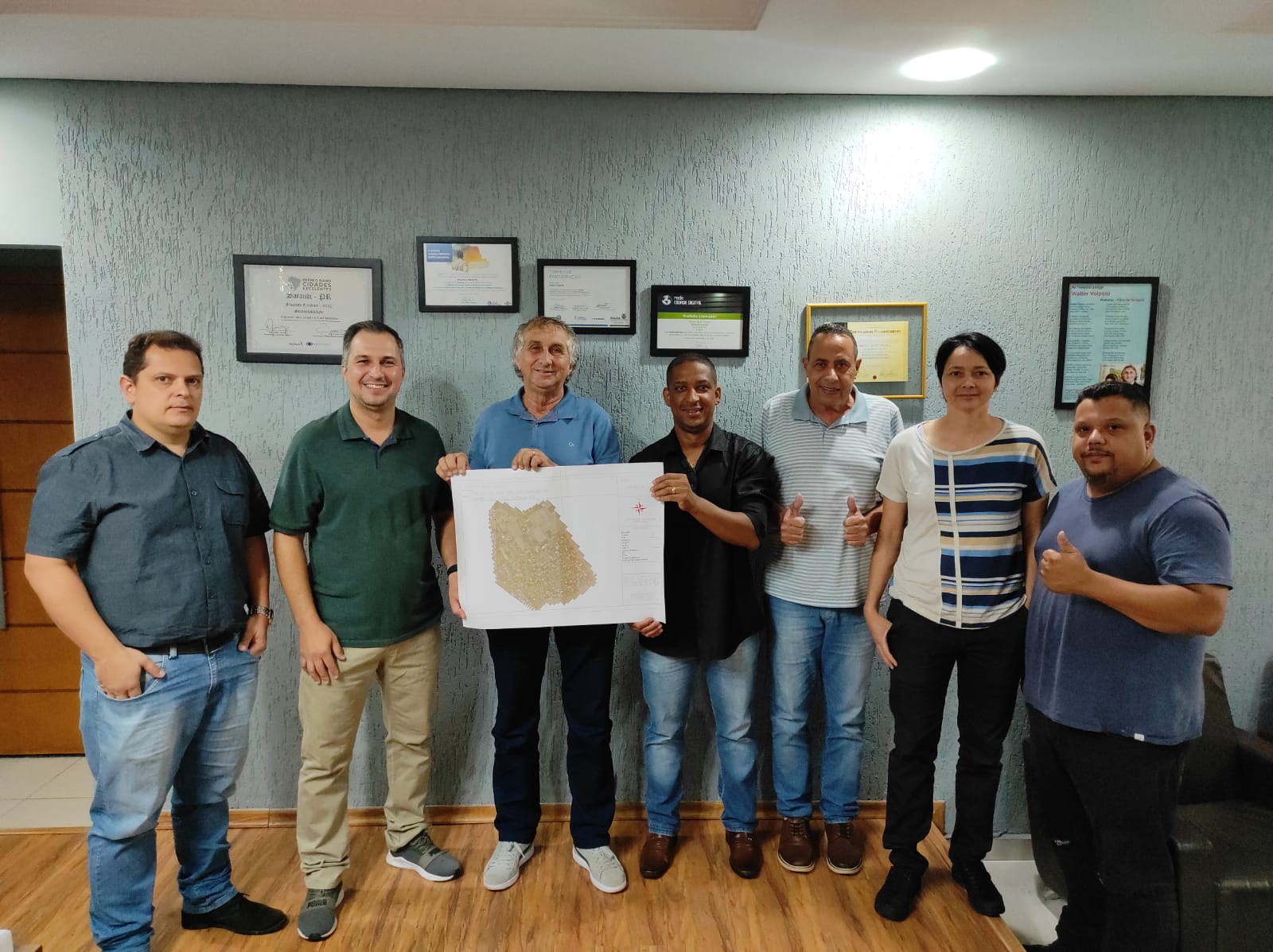 Comunidade do Vale Azul faz levantamento topográfico e iniciativa é primeiro passo para obras de drenagem